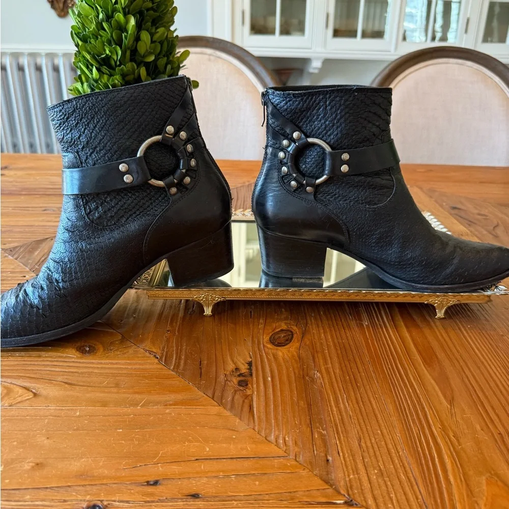 Frye Black Textured Leather Boot with Branded Interior/Size 8